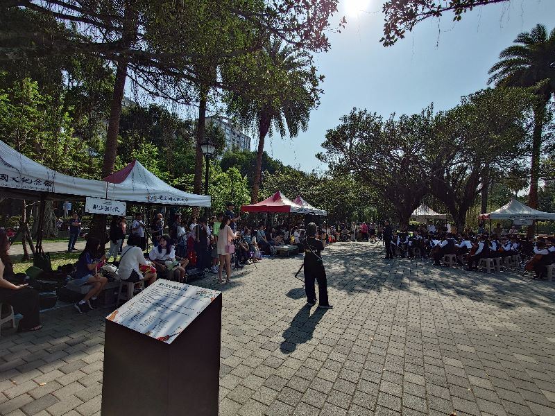 2.	At the Cuìhú Youth Outdoor Concert on April 19, the audience consisted of members of the public as well as the performers’ families and friends.