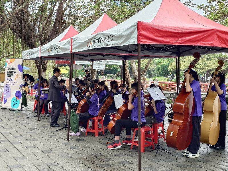 3.	At the April 25 concert, the Xingya Junior High School String Orchestra of Taipei City performed under the guidance of conductor Wang Yi-Chun.
