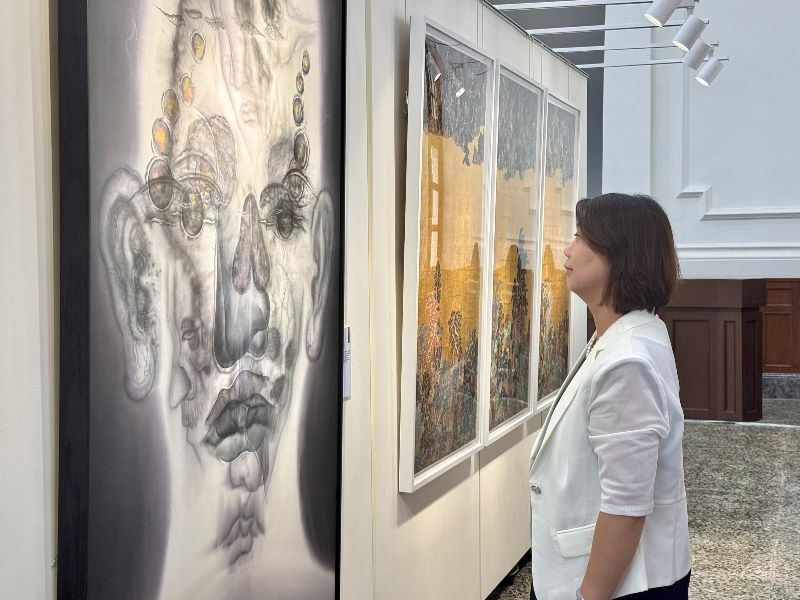 Visitors admiring artist Liu Xin-yi's work, 