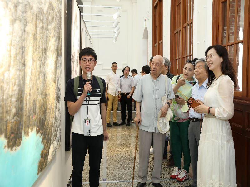 Artist Ke Lin-yan guiding guests through the exhibition.