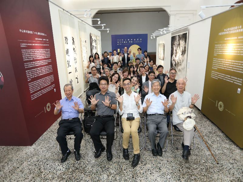 Group photograph of all attendees and staff.