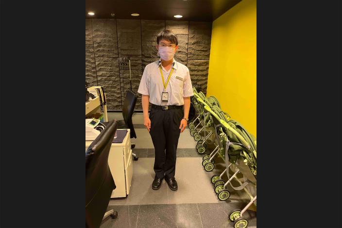 南科夏季制服服務人員穿著白色襯衫，配戴識別證。