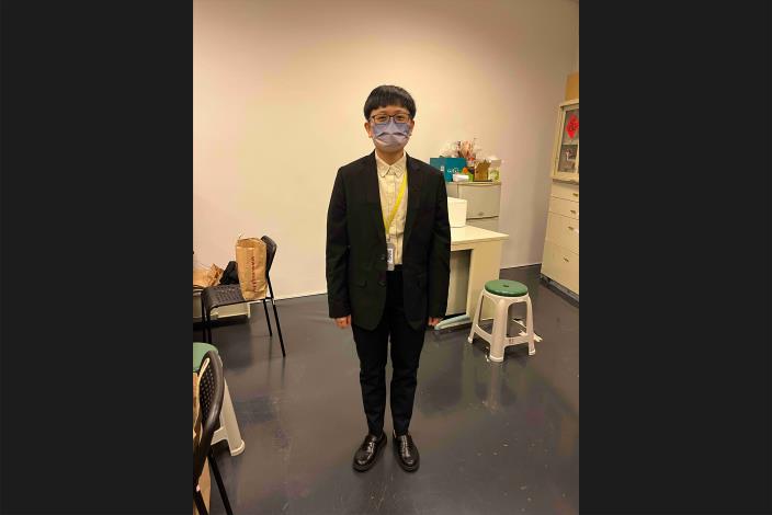 南科冬季制服服務人員穿著白色襯衫，配戴識別證。