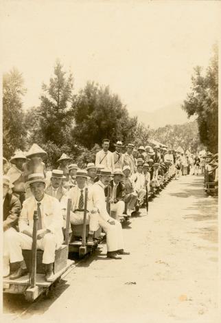 「臺灣夏期大學」見學活動，參與的老師們於角板山體驗搭乘人力台車之情形。