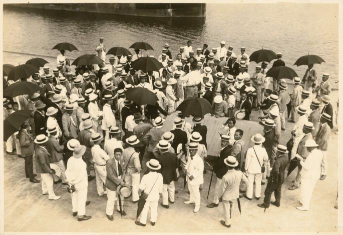 1930年夏天，日本教師來臺灣舉行第十一回「夏期大學」講習活動。照片紀錄他們甫抵達基隆的片刻。《台灣夏期大學 兒玉澤藏寫真帖》，1930年，國家攝影文化中心典藏。