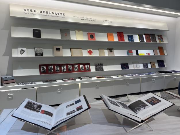 「未來檔案：攝影書作為記憶持存」攝影書平行展，精選自「藝術家書籍文獻庫」的典藏品，主要呈現西方前沿理念的作品，並邀請姚瑞中、沈昭良、汪曉青、馬立群、陳敬寶、杜韻飛、彭一航、李立中等台灣藝術家的攝影書作品回應。