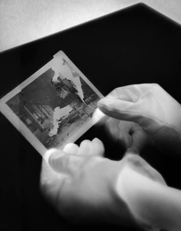 陳冠霖，1997年生，臺北人。就讀國立臺北藝術大學美術學系碩士班，在學期間於德國斯圖加特高等設計學院進行交換。攝影主題圍繞在廢墟空間，著重於探討拍攝者與被攝者的對立關係。陳冠霖《如紙一般的厚度》，藝術家提供。
