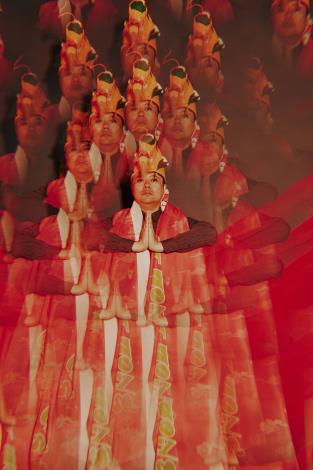 「神解答」特別活動，邀請藝術宮宮主莊約翰化身鐵口直斷約翰仙，在國家攝影文化中心內擺攤解籤，歡迎大家來問事!(照片由藝術家提供)