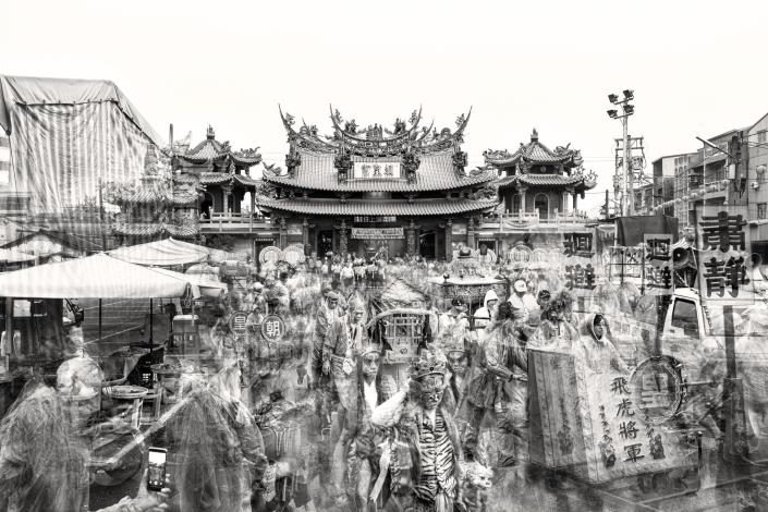 「諸神與眾生」參展藝術家陳伯義，以鏡頭紀錄廟宇及廟前廣場並重疊組合，呈現廟埕空間世俗與神聖共在的景觀。  陳伯義，〈大廟埕-臺南海尾朝皇宮〉， 2019，藝術家授權。