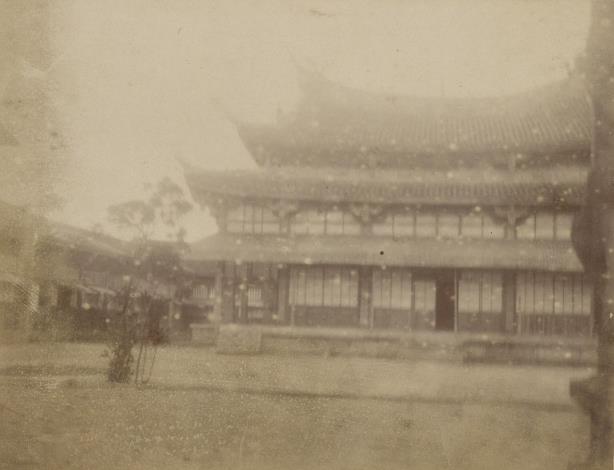 臺北文廟  臺北文廟即清治時期的臺北府文廟（臺北府儒學），與臺北城約同時建造。乙未割臺動蕩之時，較有規模的建物或廟宇常被佔作它用。臺北文廟（孔廟）也在1896（明治29）年4月至1900（明治33）年3月之間被日本人改作衛戍病院使用。之後，文廟建築被拆除，同址於1907（明治40）年改為國語學校（日語學校），之後逐漸成為當代的臺北市立第一女子高級中學。