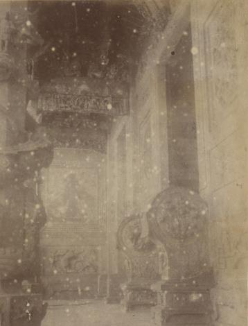 臺北祖師廟 艋舺清水巖祖師廟初建於1787（乾隆52）年，後遭遇天災及戰禍而有所重建。拍攝的地點為入口檐廊，由石材所造，上面雕刻著精美的紋飾，照片中可見龍柱、柱珠、石鼓、櫃臺腳、牆堵、虎邊「麻姑獻壽」磚雕等物之樣貌。 日治初期艋舺清水巖祖師廟被移作學校之用，設立了「國語學校附屬學校」。
