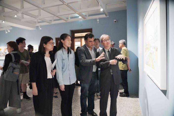 文化部長李遠（右一）、國立臺灣美術館長陳貺怡（左一）、協同策展人余白(Hubert Kilian)（右二）以及參與法國藝術家共製作品學生郭品彤(左二)互相交流作品〈巴黎一臺北》，《巴黎一世界》系列(Paris-Monde series, Paris-Taipei)之創作理念。