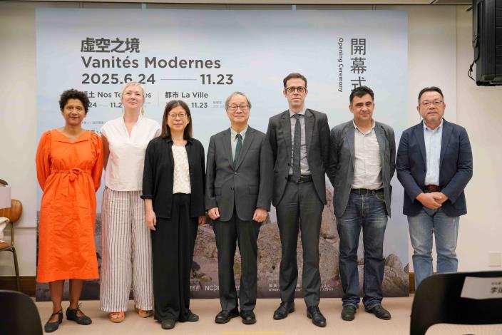 文化部部長李遠(左四)、國立臺灣美術館館長陳貺怡(左三)、法國在臺協會龍燁(Franck Paris) (右三)、策展人赫法耶‧蓓朵 (Raphaële Bertho)(左二)、協同策展人余白(Hubert Kilian) (右二)、參展藝術家沈昭良(右一)、艾曼紐．布朗(Emmanuelle Blanc)(左一)，蒞臨「虛空之境：當代攝影中的領土與都市凝視」展覽開幕活動。