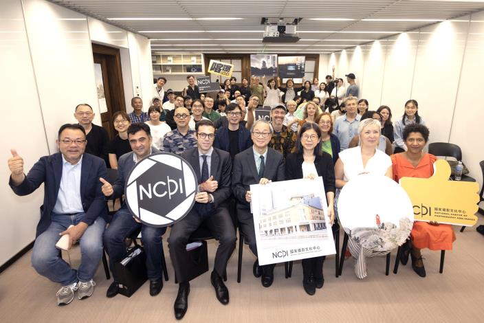 文化部長李遠（前排右4）、法國在台協會主任龍燁（Franck Paris，前排左3）、國立臺灣美術館長陳貺怡（前排右3）、策展人赫法耶・蓓朵（Raphaële Bertho，前排右2）、協同策展人余白（Hubert Kilian，前排左2）與參展藝術家等，共同為臺法攝影展「虛空之境：當代攝影中的領土與都市凝視」揭幕。