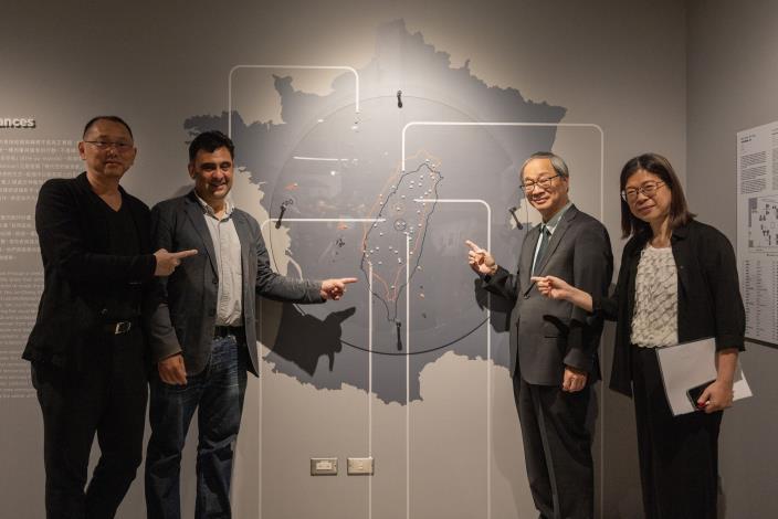 藝術家埃里克．塔布奇（Eric Tabuchi）及內莉．莫尼耶（Nelly Monnier）將臺灣的地理中心投射至法國中央，創造出一組關於「複寫國度」的想像檔案。文化部長李遠（右2）、國立臺灣美術館長陳貺怡（右1）、協同策展人余白（Hubert Kilian，左2）及臺灣參展藝術家姚瑞中（左一）在作品前合影。
