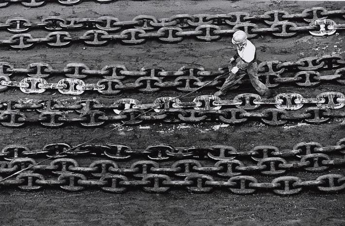 《走拍臺灣》10︰〈中船〉 一條條的錨鍊鋪陳在地上，這些碩大的鍊條是輪船下錨用的，在大船進港後，平日用以固定巨大船身的鍊條，也需要好好保養，它們橫列在陸地上，等待被好好整理後，準備下一次的出航。