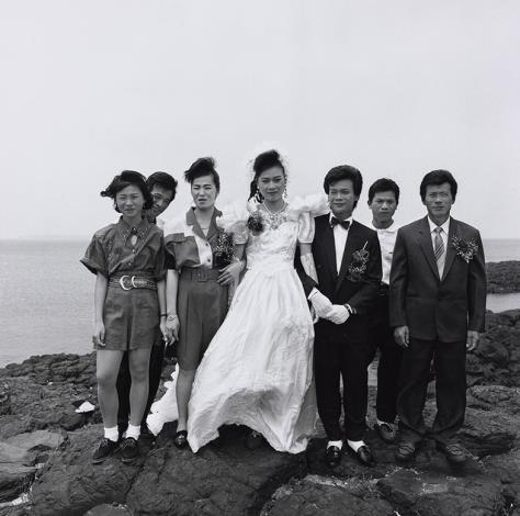 《澎湖印記》07︰〈風櫃〉 1991年，馬公風櫃。 本作品是攝影家謝三泰外甥結婚當日所拍攝。男方就住在澎湖風櫃洞前，當日迎娶拜堂後，謝三泰為跳脫傳統在門庭前合影的喜事照片，決定請男方家人到風櫃洞旁的玄武岩石岸拍攝一張全家合影。