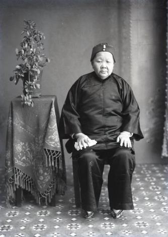 老婦人個人照 1910年代初年放足斷髮運動漸掀起熱潮後，臺灣總督府進而利用保甲制度推動放足斷髮，在保甲規約中明訂，20歲以下纏足女子除了蹠骨彎曲無法復原者外均須放足，女兒絕不可纏足，違約者科以罰金。全臺各地紛紛舉行集體解放纏足大會，1915年8月，全臺放足者已達48萬餘人、纏足者18萬人。照片中的老婦即是獲准保留纏足者。