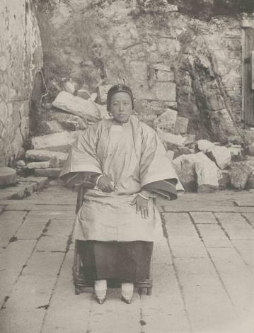 〈穿著閩南服飾的婦人〉 為攝影家喬治‧尤維達爾‧普萊斯George Uvedale Price所出版之《相機的犧牲者（Victims of the Camera，1897）》一書內之攝影作品。