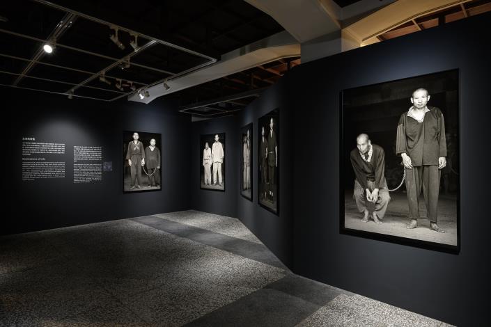 張乾琦的《鍊》系列歷時六年拍攝，紀錄龍發堂中被以「情感鍊」相繫的精神病患。張乾琦透過等身大小的正面肖像，突顯鐵鍊，使其成為畫面的核心隱喻，象徵人與人之間的關係與制度的約束，展現赤裸而複雜的人性處境。 作品資訊： 張乾琦《鍊》系列，1993-1999，明膠銀鹽相紙，157.4 × 106.6 cm，國家攝影文化中心典藏 攝影：ANPIS FOTO（王世邦）