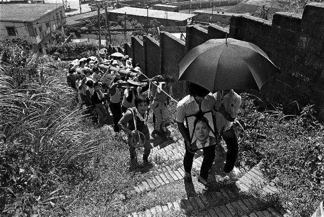 曾在《人間》雜誌工作的攝影家蔡明德，拍攝1984年7月煤山煤礦災變罹難的礦工陳阿潭的出殯喪禮。此件作品於建基礦區所拍攝，紀錄1984年海山煤礦災變後，尚在籌備中的《人間》雜誌，投入報導臺灣煤礦與礦工的議題，為歷史留下珍貴且震撼的影像。 作品資訊： 蔡明德〈人間現場：煤山礦災礦工的喪禮〉，1984，明膠銀鹽相紙，50.5 × 60.9 cm公分，國家攝影文化中心典藏