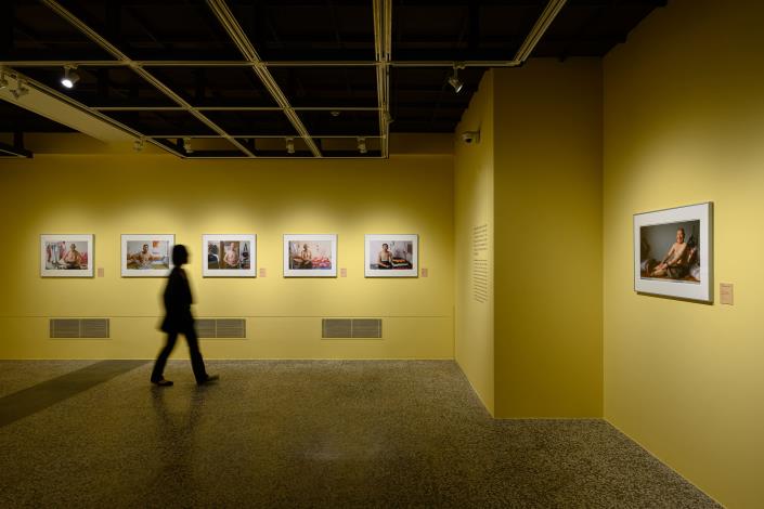 黃子明所拍攝的《韓戰反共戰俘的政治紋身》系列，揭示韓戰後來臺的「反共義士」在歷史洪流中的身體痕跡，在戰俘營因各自不同原因或立場刺上了反共標語。這些刺青使他們與親人長期分離，皮膚成了意識形態與權力的看板，也是情感斷裂的見證。 作品資訊： 黃子明《韓戰反共戰俘的政治紋身》系列，2013，數位輸出，47.6 × 68.1 cm，國家攝影文化中心典藏 攝影：ANPIS FOTO（王世邦）