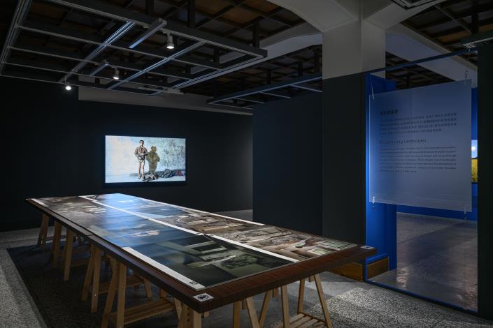 高俊宏的《廢墟影像晶體計畫》結合現場踏查與檔案挖掘，透過影像的重繪與重演，喚醒因經濟自由化而被拋棄的空間，使其以新的視覺語言重返公眾的記憶。 作品資訊： 高俊宏《廢墟影像晶體計畫》，2011-2013，攝影畫報、169單頻道錄像，國家攝影文化中心典藏 攝影：ANPIS FOTO（王世邦）