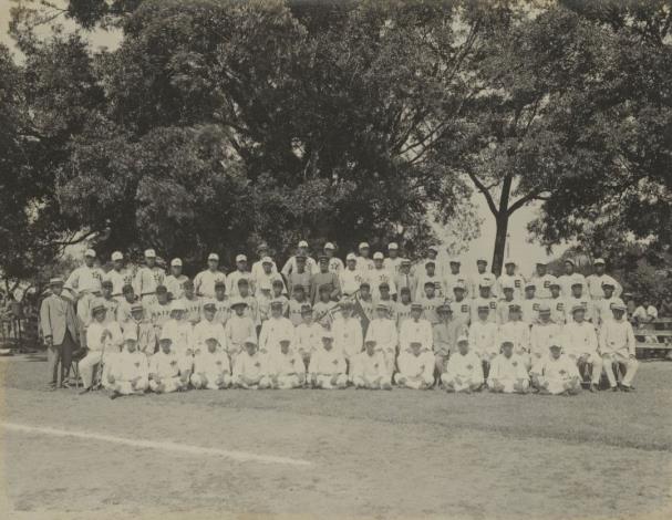 1916年10月17~31日，舉行第三屆南部野球大會，本照片係頒獎典禮後參賽球隊拍攝的紀念照，第2排左起第八名為會長枝德二，第3排隊服上有英文「TAITO」者為冠軍隊臺灣製糖隊，左起第十名手上拿著優勝旗幟。