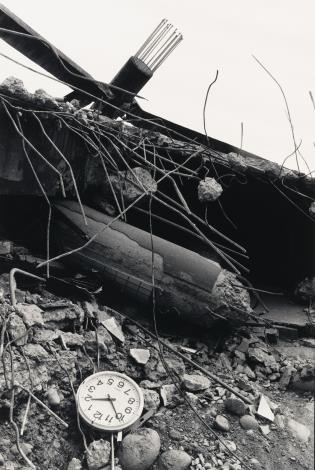 張蒼松藉由在場直擊、書寫報導，以鏡頭面向社會，展現攝影者既是報導者，亦是行動的參與者，深刻的影像探問著人性與時代，展現攝影關切現實、介入社會的密切互動。 張蒼松，《九二一地震「疼•惜」》系列-1，1999。國家攝影文化中心典藏。