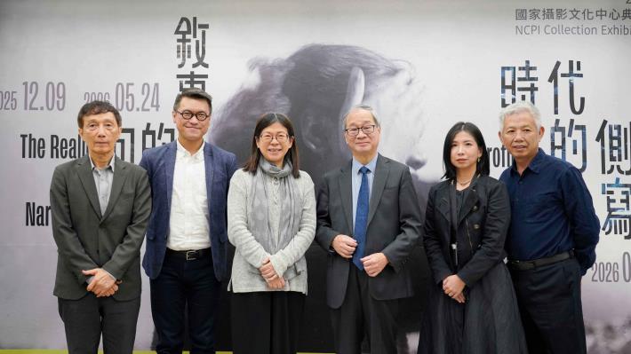 文化部長李遠（右三）、國立臺灣美術館長陳貺怡（左三）、參展藝術家張蒼松（左一）、參展藝術家楊順發（右一）策展人傅遠政（左二）、林學敏（右二）於記者會現場合影。