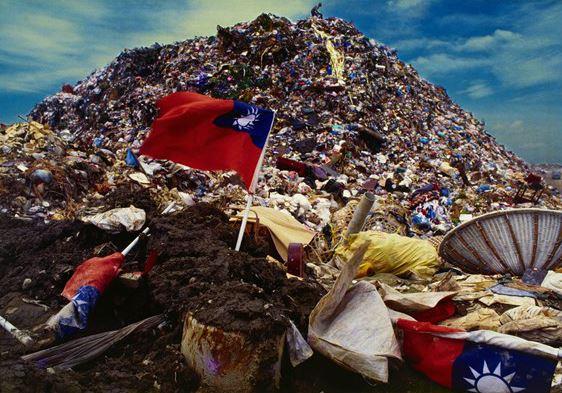 蔡明德的《人間現場》則直面臺灣社會為生存付出的代價，從解嚴前夕的群眾行動，到工商發展背後對環境與心靈的壓迫，他的鏡頭揭示了政治、勞動與環境問題的深層結構。蔡明德，〈台北內湖垃圾山-1〉，1984。國家攝影文化中心典藏。