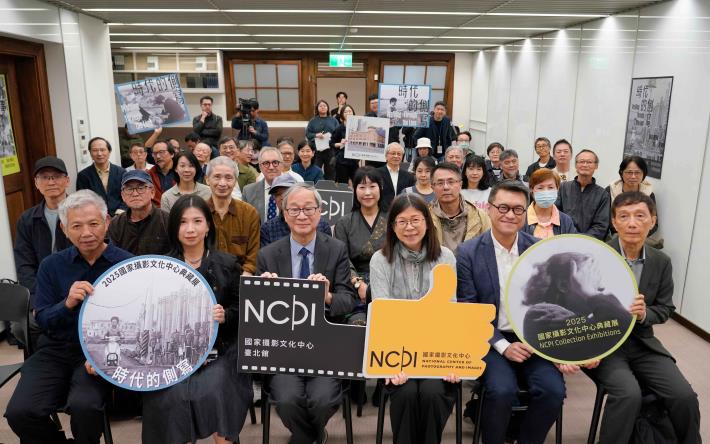 文化部長李遠（前排左三）今出席2025國家攝影文化中心典藏展開幕式，以「敘事的向度」、「時代的側寫」雙子題，藉由攝影的敘事以及創作者觀點，擇選16位代表性藝術家作品，呈現典藏的豐富與多元面向。