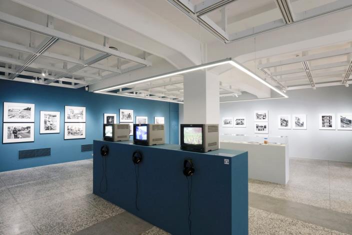 「台灣綠色小組影像紀錄永續協會」提供街頭紀錄影像，為展覽提供照片之外立體的文化視野。