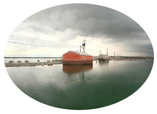 楊順發的《台灣水沒》系列則融合現實關懷與唯美形式。觀者初見畫面時，會被詩意的構圖吸引，但細節中卻隱含被水淹沒的房舍、廟宇與魚塭，反映地層下陷與海水倒灌的嚴峻議題。透過虛構與合成，他重構風景，模糊自然與現實的邊界，邀請觀者思索人與環境的關係。楊順發，〈台灣水沒08：嘉義縣東石鄉白水湖魚塭〉，20162019。國家攝影文化中心典藏。