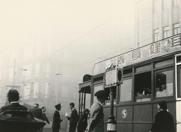 由1940年代為開端，張才在歷史匯流的上海與臺灣時空座標下，表現出流離於時代的變遷，其中〈黃包車與電車〉作品以寫實鏡頭凝視日常生活，展現素樸且敏銳的視角，並以熱情照亮時代片刻。張才，〈黃包車與電車〉，1944。國家攝影文化中心典藏。