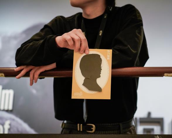 參與「馬上留影」人像剪影體驗活動，體驗傳統剪影技藝，留下新春紀念。