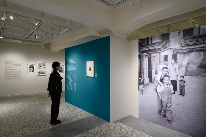 當期展覽「敘事的向度」與「時代的側寫」中，攝影家以鏡頭形塑觀點，紀錄時代議題，也觀照社會角落，展現攝影在場見證的實踐力道。