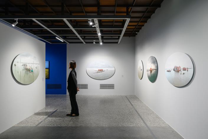 當期展覽「敘事的向度」與「時代的側寫」中，攝影家以鏡頭形塑觀點，紀錄時代議題，也觀照社會角落，展現攝影在場見證的實踐力道。
