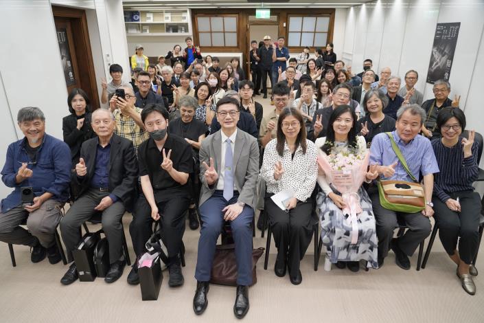 「黯像：看見不見」開幕式全體貴賓合影，與會貴賓如國立臺灣美術館長陳貺怡(前排右四)、策展人趙欣怡(前排右三)、國立中興大學張照勤副校長(前排左四)以及參展藝術家廣瀨浩二郎(前排右二)、牛俊強(前排左三)。