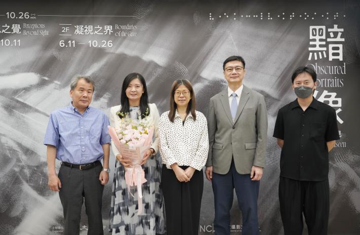 國立臺灣美術館長陳貺怡（右三）、國立中興大學副校長張照勤（右二）、策展人趙欣怡（左二）、參展藝術家廣瀨浩二郎（左一）、參展藝術家牛俊強（右一）於記者會現場合影。