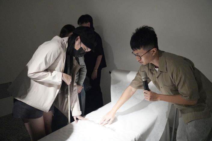「熱身體：視障按摩」工作坊，由藝術家江昱呈與盲人按摩師方仲傑合作，從感知角度出發，分享視障按摩的知識、技術，讓參與者體驗基礎按摩，深化對身體感知，也開展與視障者的理解與交流。