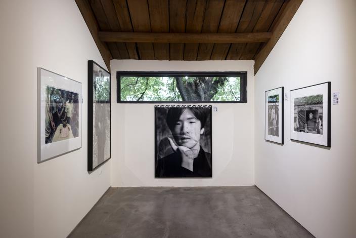 《我們 台灣》特展因應池上穀倉藝術館獨一無二的美術館特質，精選國家攝影文化中心54件藏品，包括張才、柯錫杰、鄭桑溪、郭英聲等29位攝影家的作品展出。圖／台灣好基金會提供
