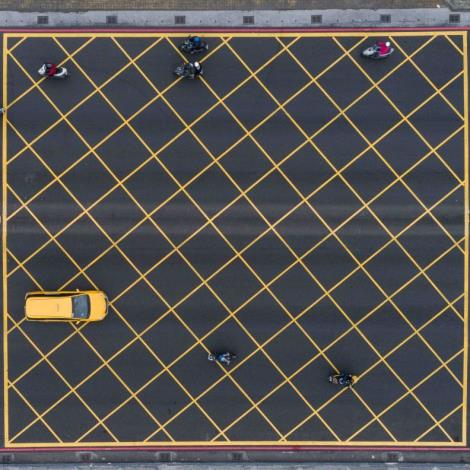 Les marquages au sol, visibles au quotidien, se transforment en lignes de « tatouage » verticales, horizontales et courbes grâce aux photographies aériennes de Chang Chih-ta [張志達]