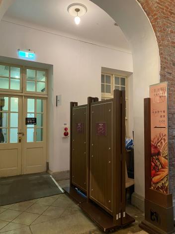 臺文館Minimou文學咖啡坊館內入口