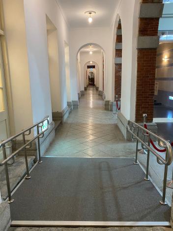 大廳設有無障礙坡道