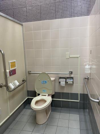 一樓無障礙女用廁所內部
