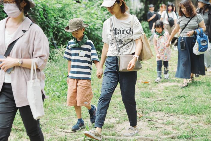 2 我們一起走進樹林，打開耳朵，把身體化為錄音機搜集聲音