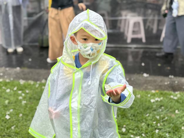 貼近自然的不同面向，粉蝶輕輕停留在孩子的手上