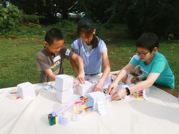 在自然光下再次觀察作品，感受不同的空間氛圍