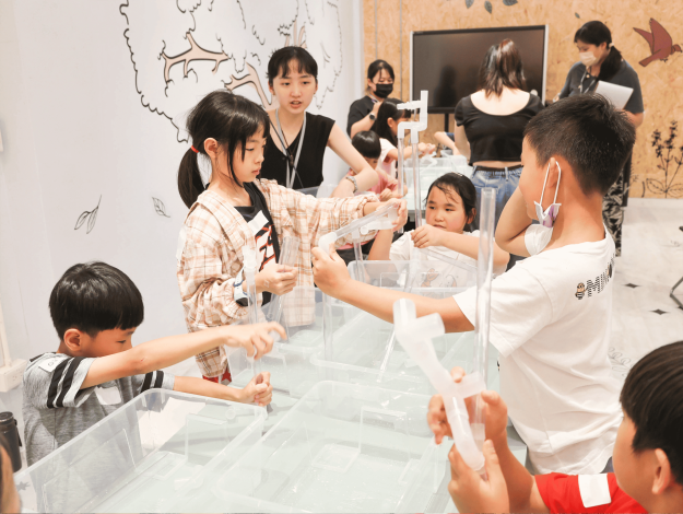 組裝道具，將水轉化為空間的基礎元素：點、線、面 